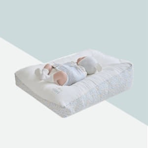 ที่นอนกันแหวะนม ที่นอนกันกรดไหลย้อน ที่นอนสำหรับเด็กทารก แบบ Memory Foam (ลาย Blossom Blue)